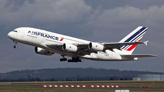 AIR FRANCE (ST): Air France er Frankrikes nasjonale flyselskap og fraktet nesten 50 mill passasjerer i 2015 og flyr til ca 170 destinasjoner i over 80 land/territorier. (Air France is the French flag carrier and had around 50 mill passengers in 2015 and serves 170 destinations  in more than 80 countries/territories).