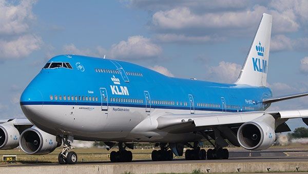 KLM (ST): Nederlands hovedflyselskap KLM har hovedhub i Amsterdam, som bl.a har en av verdens største flyplasser - Schipol. Er medlem av SkyTeam og Air France-KLM Group. Flyr til ca 150 destinasjoner. (KLM is the flag carrier of the Netherlands and has the main hub in Amsterdam and one of the largets ariports in the world, Schipol. Member of SkyTeam and Air France-KLM Group. Serves around 150 destinations).