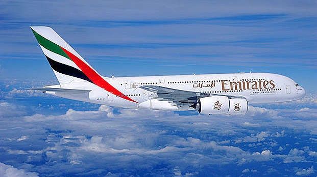 EMIRATES (No alliance): Emirates er et flyseskap med hovedkontor i Dubai i De forente arabiske emirater. Det opererer med ruter til Midtøsten, Det fjerne østen, Europa, Afrika, Sør-Asia, øyer i Stillehavet og Nord-Amerika. Selskapets base er Dubai internasjonale lufthavn (DXB). Emirates flyr dagelig mellom Dubai og Oslo. Emirates blir ofte omtalt som et av verdens beste flyselskaper. (Emirates is an airline based in Dubai, United Arab Emirates. The airline is a subsidiary of The Emirates Group, which is wholly owned by the government of Dubai's Investment Corporation of Dubai. It is the largest airline in the Middle East, operating over 3,600 flights per week from its hub at Dubai International Airport, to more than 150 cities in 80 countries across six continents. Cargo activities are undertaken by Emirates SkyCargo.