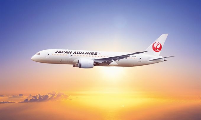 JAL (OW): Japan Airlines er Japans nest største flyselskap etter ANA. Selskapet ble grunnlagt i 1951 og har hovedkvarter i Tokyo, Japan og har 18 000 ansatte. Selskapet ble erklært konkurs 19. januar 2010, men fortsetter flygningene inntil videre. Dets datterselskap er Japan Airlines International og Japan Airlines Domestic. (Japan Airlines Co., Ltd. (JAL) is the flag carrier airline of Japan. It is headquartered in Shinagawa, Tokyo, Japan, and its main hubs are Tokyo's Narita International Airport and Tokyo International Airport (Haneda Airport), as well as Osaka's Kansai International Airport and Osaka International Airport. JAL group companies include Japan Airlines, J-Air, JAL Express, Japan Air Commuter, Japan Transocean Air, and Ryukyu Air Commuter for domestic feeder services, and JAL Cargo for cargo and mail services).