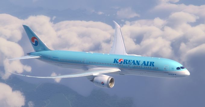 KOREAN AIR (ST): Korean Air er et flyselskap basert i Sør-Korea. Korean Air ble grunnlagt i 1962 og har 155 fly i flåten og flyr til 116 destinasjoner over hele verden. De er også medlem av luftfartsalliansen SkyTeam. Selskapet er det største i Korea etterfulgt av Asiana Airlines som er medlem av Star Alliance. (Korean Air Lines Co., Ltd. operating as Korean Air, is the largest airline and flag carrier of South Korea based on fleet size, international destinations and international flights. The airline's global headquarters are located in Seoul, South Korea. Korean Air was founded as Korean National Airlines in 1946. After several years of service and expansion, the airline was fully privatized in 1969).