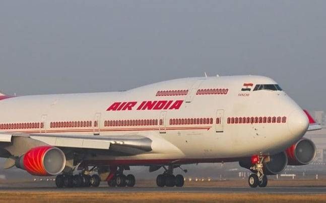 AIR INDIA (SA): Air India eller Air India Limited er Indias nasjonale flyselskap, og driver internasjonal passasjer- og frakttrafikk. Flyselskapet ble grunnlagt som Tata Airlines av J. R. D. Tata i 1932, og inngikk da som en del av det store indiske konsernet Tata Sons (i dag Tata Group). Men etter andre verdenskrig gikk flyselskapet over til offentlig virksomhet. Med 159 fly i sin flåte, administrerer National Aviation Company of India Limited fusjonen av det statlige Air India og Indian Airlines. Disse to flyselskapene fusjonerte den 15. juli 2007. Indian (tidl. kalt Indian Airlines) opererer hovedsakelig innenriksflyvninger og flyvninger til nabolandene. Air India har Chhatrapati Shivaji internasjonale lufthavn i Mumbai og Indira Gandhi internasjonale lufthavn i Delhi som sine hovedflyplasser, og dets motto er «Your Palace in the Sky». (Air India is the flag carrier airline of India, headquartered at New Delhi. It is owned by Air India Limited, a government-owned enterprise, and operates a fleet of Airbus and Boeing aircraft serving 94 domestic and international destinations. The airline has its hub at Indira Gandhi International Airport, New Delhi, alongside several focus cities across India. Air India is the largest international carrier out of India with an 18.6% market share. Over 60 international destinations are served by Air India across four continents. The airline became the 27th member of Star Alliance on 11 July 2014).